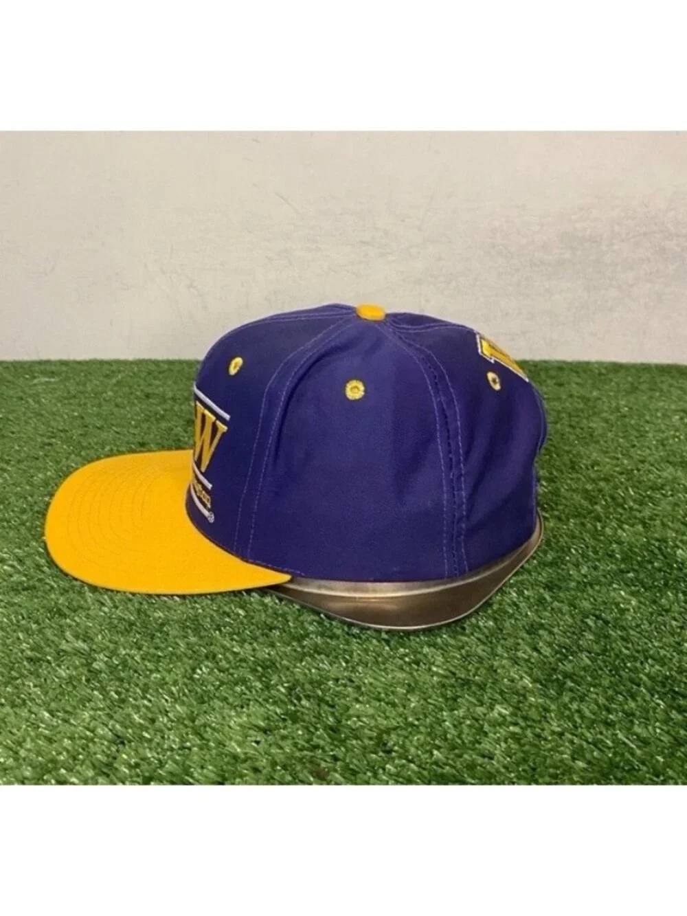 Vintage Washington Huskies hat cap snap back purple gold the game split bar mens